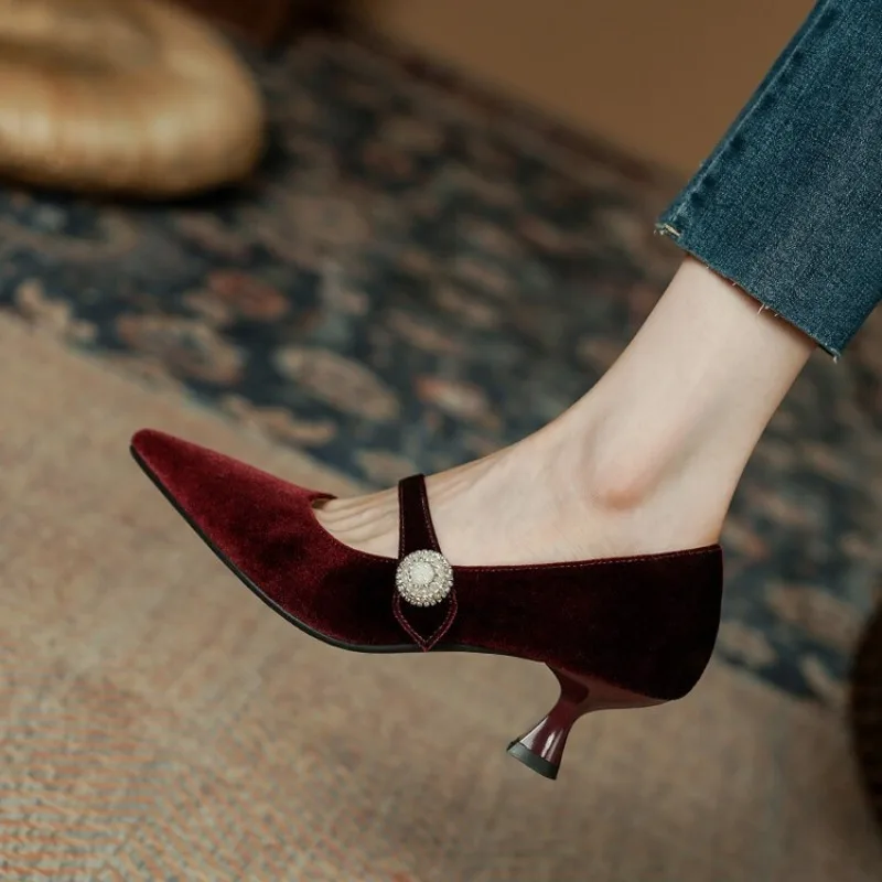 Womens Heels - Czerwone szpilki Mary Jane z ostrym