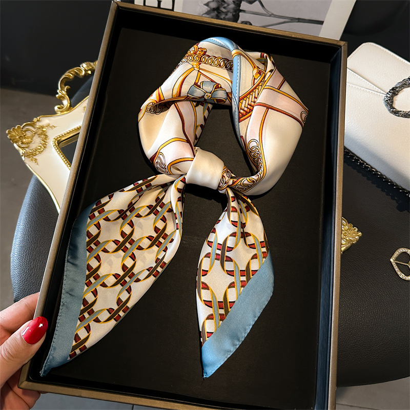 Silk Blouse - Luksusowa damska kwadratowa apaszka z łańcuszkowym